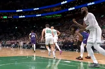 杰伦-布朗向裁判抱怨领到技术犯规，目前17投仅5中砍下16分